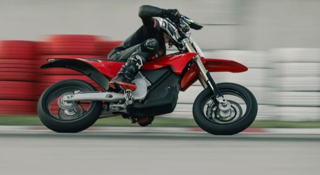 Dunlop выводит SportSmart TT на новый уровень: Stark Varg SM получает спортивные шины в базе